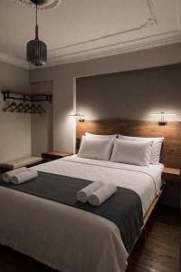 ein Schlafzimmer mit einem großen Bett, auf dem zwei Handtücher liegen in der Unterkunft Hotel Bella in Selçuk