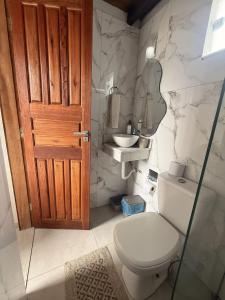 a bathroom with a toilet and a sink at Casaboa Apartamentos Passarela in Itacaré