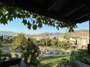 Blick auf eine Stadt aus einem Hausfenster in der Unterkunft Hotel Bella in Selçuk + 39 Fotos
