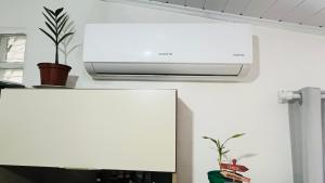 a kitchen with a air conditioner on a wall at Kitnet com ar-condicionado e entrada privativa SC in Itajaí