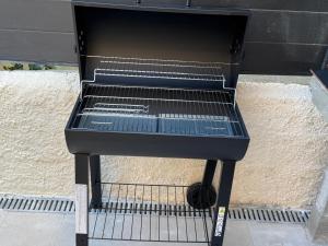 a black grill sitting on top of a wall at Piscine chauffée Clim WIFI 13 personnes Centre Valras-Plage in Valras-Plage