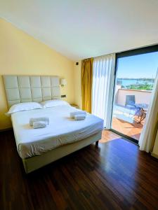 Posteľ alebo postele v izbe v ubytovaní Yachting Hotel Mistral + 41 fotografií