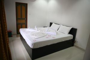 Tempat tidur dalam kamar di Azoush Tourist Guesthouse