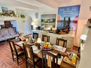 a kitchen and dining room with a table and chairs at Domaine Le Berdoy in Montesquiou