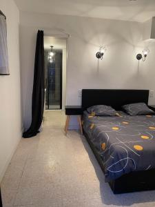 a bedroom with a bed and a desk in it at Piscine chauffée Clim WIFI 13 personnes Centre Valras-Plage in Valras-Plage