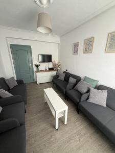 a living room with a couch and a coffee table at Amplio piso para 8 a 2 min de Playa Santa Marina, 3 habitaciones in Ribadesella