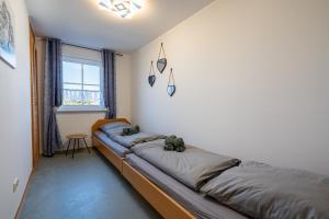 ターレにあるElementa Lodges Green Suitesのベッド2台と窓のある寝室 +17枚の写真