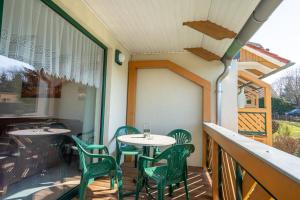 ターレにあるElementa Lodges Green Suitesのバルコニーにテーブルと椅子が置かれたパティオ