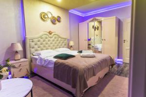 a bedroom with a large bed and a mirror at Complex Rediu 54 - Penthouse Nr. 41 in Iaşi