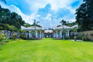 une maison avec une grande cour dans l'établissement 71% Diving Resort, à Dumaguete