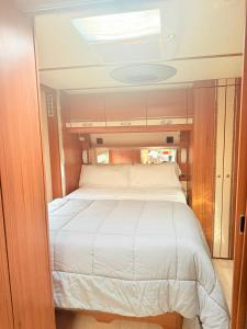 a bed in the middle of a room at Caravana Con encanto 5 in El Palmar