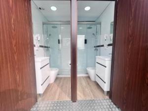 a bathroom with two toilets and a shower at Caravana Con encanto 5 in El Palmar