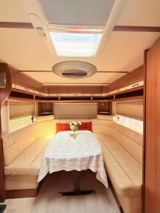 a dining room with a table in a train car at Caravana Con encanto 5 in El Palmar