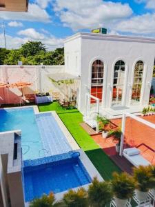a house with a swimming pool in the yard at Promesa White House in San Fernando