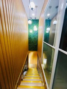 a staircase in a building with yellow and green walls at Promesa White House in San Fernando