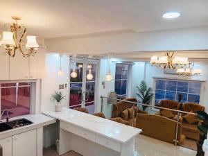 a kitchen and living room with a table and chairs at Promesa White House in San Fernando