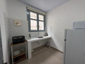 a kitchen with a sink and a window at Apartamentos Plaza Minas in Minas