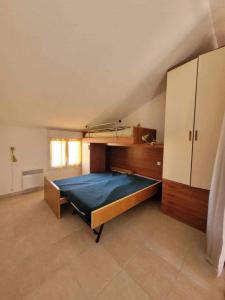 a bedroom with a bunk bed in a room at Maison à proximité de la plage in Prunete