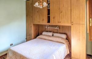 a bedroom with a bed in a wooden cabinet at Nice Home In Azzano With Wifi in Azzano