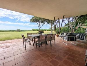a patio with a table and chairs and a couch at El setè cel in Malgrat de Mar