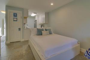 a bedroom with a large white bed in a room at 104 Inlet Sands Condo in Inlet Beach