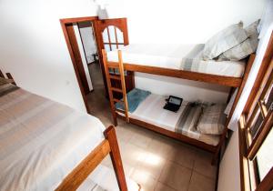 Tempat tidur susun dalam kamar di Entre a Lagoa e o Mar