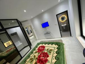 an aerial view of a room with a bathroom at Location Appartement luxe in Mahdia