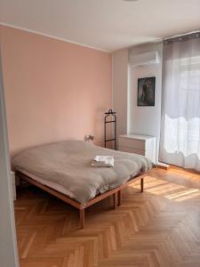 a bedroom with a large bed in a room at Bagaini Urban Flat in Varese
