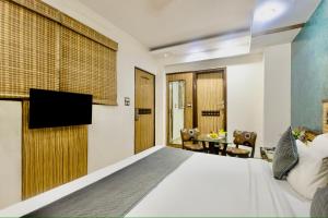 a hotel room with a bed and a television at Hotel Shivdev International, near New Delhi Railway Station & City Centre in New Delhi +14 photos