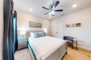 a bedroom with a bed and a ceiling fan at Windmark - Sea Grove Guesthouse in Saint Joe Beach +21 photos