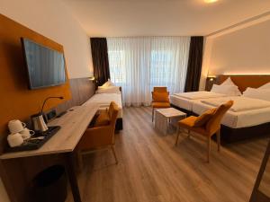 Minx – CityHotels في آخن: غرفة فندق بها سريران ومكتب