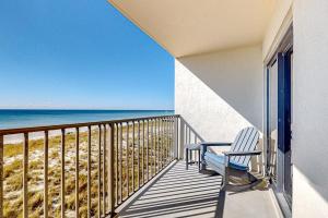 a balcony with a chair and the beach at Sundunes 121 in Navarre