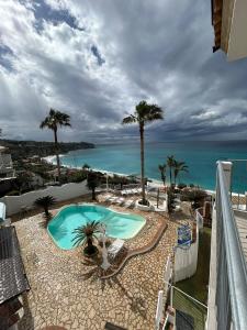 ein Swimmingpool mit Blick auf das Meer in der Unterkunft Mediterranean Boutique Hotel in Tropea