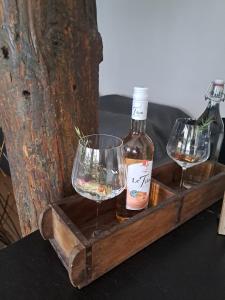 two wine glasses and a bottle on a wooden tray at MarkthofApartment in Erfurt +9 photos