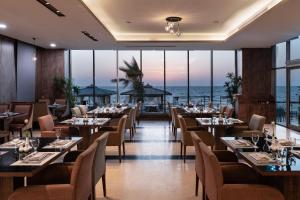 Restoran ili drugo mesto za obedovanje u objektu Waves Hotel