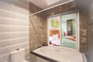 Ett badrum på Katerina Pool Villa Resort Phuket