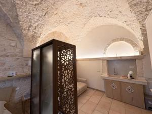 a kitchen with an arched ceiling and a refrigerator at Il Balcone di Anna - Luxury Homes in Ceglie Messapica