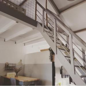 schody w pokoju ze stołem i stołem w obiekcie Tiny house Weerdinge w mieście Emmen