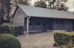 mały domek z ławką przed nim w obiekcie Tiny house Weerdinge w mieście Emmen
