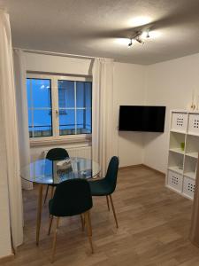 a dining room with a glass table and chairs at Ferienwohnung Kestel in Bad Bellingen
