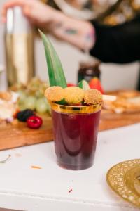 a cup filled with food sitting on a table at Ann Street Inn & Garden in Beaufort +42 photos
