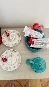 a table with two plates and a plate with roses at sole in Novara +12 photos