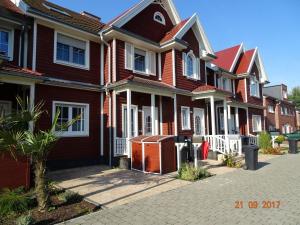 a row of houses on a street at Ferienwohnung Melrose - Design & Glasfaser am Silbersee in Lehmbraken