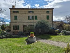 a building with a potted plant in front of it at Casal dei Fichi in Francavilla dʼEte