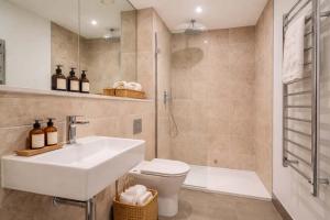 ein Badezimmer mit Waschbecken, Toilette und Dusche in der Unterkunft Watersmeet View in Lynmouth