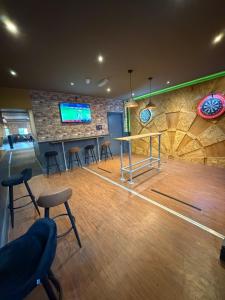 a ping pong table and chairs in a ping pong room at The Victoria Bar & Hotel in Wakefield +8 photos