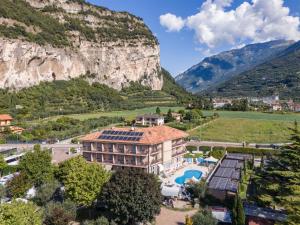 ein Hotel mit Bergblick in der Unterkunft Hotel Angelini in Nago-Torbole