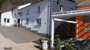 a group of buildings with a table and chairs outside at Haus Wangen in Dürler