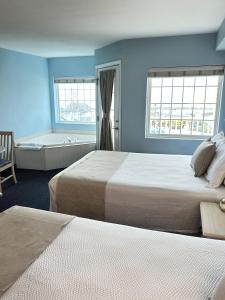 a room with two beds and a bath tub at South Beach Resort Hotel in Marblehead