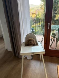 Ein Teddybär sitzt in einem Hochstuhl in der Unterkunft Com a casa in Falset